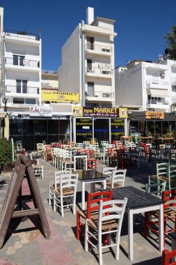 erapetra, 13 Ağustos: 13 Ağustos 2020 'de Yunanistan' ın Ierapetra kentindeki limandaki dükkanlar ve restoranlar. Ierapetra Girit 'in güney kıyısında bir kasaba ve belediyedir.