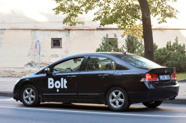 Vilnius, Litvanya - Ekim 07: Bolt taksi aracı 07 Ekim 2020, Vilnius, Litvanya. Bolt (eski adıyla Vergilendirme) kiralık araç, mikrohareketlilik ve gıda dağıtım hizmetleri sunar