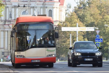 Vilnius, Litvanya - Ekim 07: halk tramvayı otobüsü 07 Ekim 2020, Vilnius, Litvanya.
