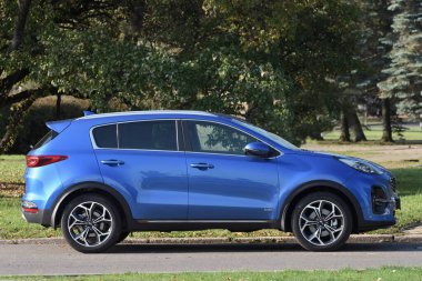 Vilnius, Litvanya - Ekim 07: Kia Sportage arabası 7 Ekim 2020 'de Litvanya' nın Vilnius kentinde sokak manzaralı bir yere park edildi.