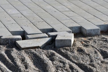 Bir evin geçidinde gri beton döşeme döşeme levhaları