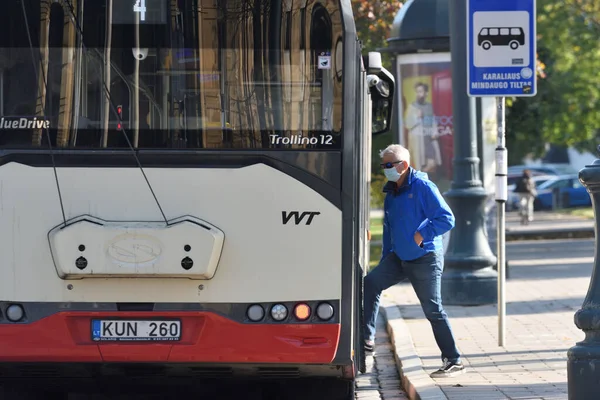 Vilnius Litauen Oktober Okända Personer Med Skyddsmask Åker Kollektivt Den — Stockfoto