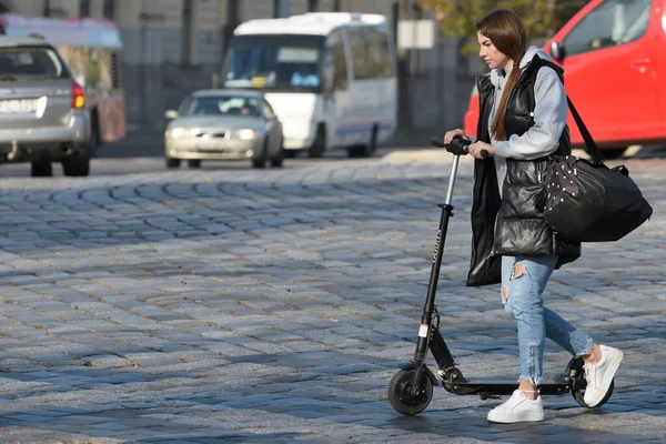 Vilnius Lithuania October Unknown Woman Push Scooter Going Street October — Stock Photo, Image
