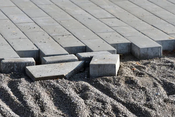 Verlegung Grauer Betonpflasterplatten Einem Hausgang — Stockfoto