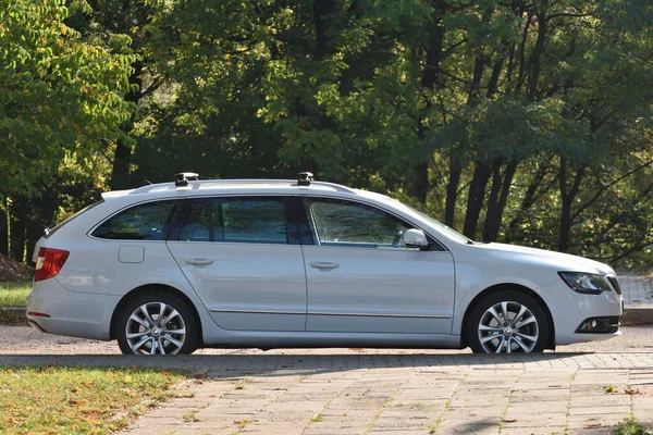 Vilnius Lituania Octubre Skoda Superb Family Car Parking Side View — Foto de Stock