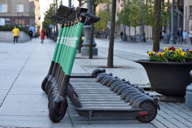 Vilnius, Litvanya - 13 Ekim - 13 Ekim 2020 'de Vilnius, Litvanya' da şehir merkezinde Bolt elektrikli scooterlar için park