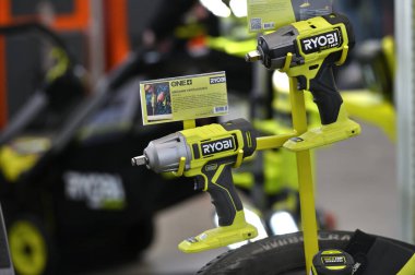 Kaunas, Litvanya - 27 Mart 2025: Kaunas, Litvanya 'da satılık profesyonel elektrikli Ryobi marka araçları.