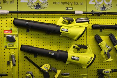 Kaunas, Litvanya - 27 Mart 2025: Kaunas, Litvanya 'da satılık profesyonel elektrikli Ryobi marka araçları.