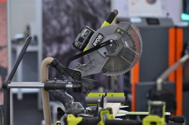 Kaunas, Litvanya - 27 Mart 2025: Kaunas, Litvanya 'da satılık profesyonel elektrikli Ryobi marka araçları.