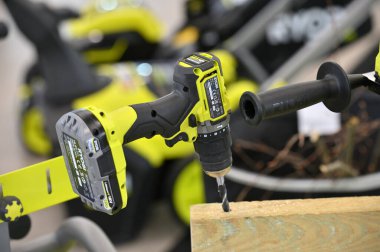 Kaunas, Litvanya - 27 Mart 2025: Kaunas, Litvanya 'da satılık profesyonel elektrikli Ryobi marka araçları.