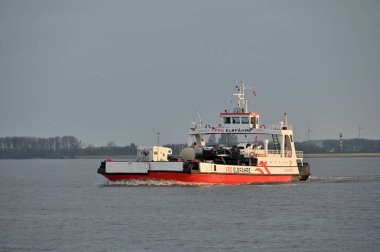 Elbe Nehri, Almanya - 22 Nisan 2025: Aşağı Elbe, Almanya 'da feribot servis gemisi