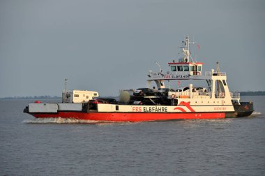 Elbe Nehri, Almanya - 22 Nisan 2025: Aşağı Elbe, Almanya 'da feribot servis gemisi
