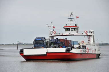 Elbe Nehri, Almanya - 22 Nisan 2025: Aşağı Elbe, Almanya 'da feribot servis gemisi