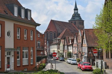 Luneburg, Almanya - 21 Nisan 2025: Güzel bir Alman şehrinde ortaçağ mimarisi - Luneburg, Aşağı Saksonya, Almanya