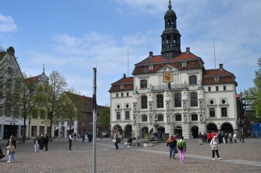 Luneburg, Almanya - 21 Nisan 2025: Güzel bir Alman şehrinde ortaçağ mimarisi - Luneburg, Aşağı Saksonya, Almanya
