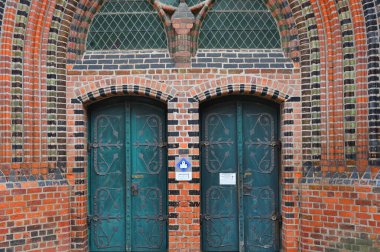 Luneburg, Almanya - 21 Nisan 2025: Güzel bir Alman şehrindeki ortaçağ mimarisinin ayrıntıları - Luneburg, Aşağı Saksonya, Almanya