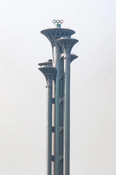 オリンピック公園観測タワーは北京の朝陽地区でオリンピックの緑の部分 2018 — ストック写真