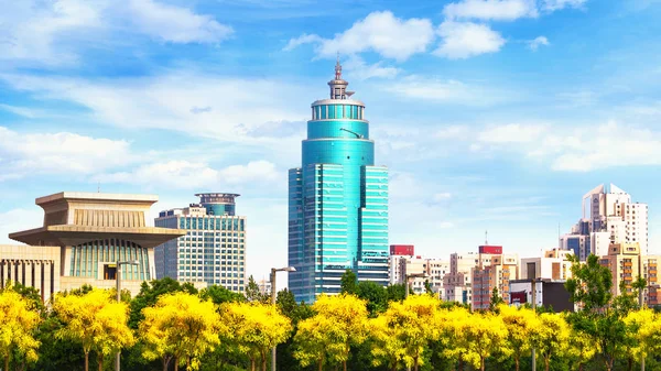 近代的な建物と公園の北京の街並み 緑の公園側からの眺め — ストック写真