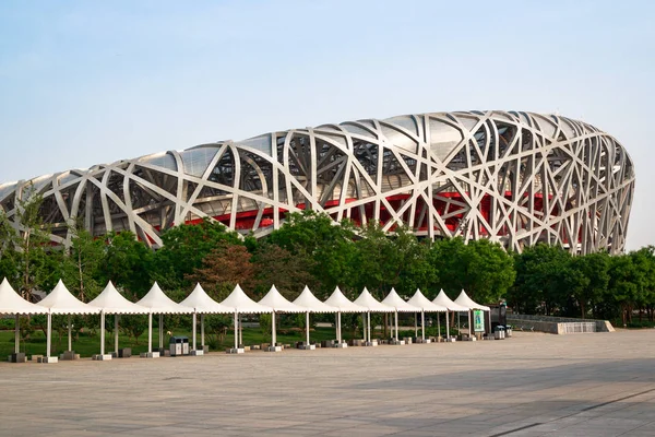 2018 鳥の巣は 2008 年夏季五輪とパラリン ピックを通して使用するため設計された球場です 北京の緑公園からの眺め — ストック写真