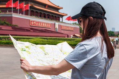 Bir turist kız sermaye Çin Pekin Haritası tutar