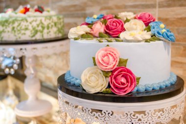 Bir pasta model bir mutfak mağaza bir sayaç ile süslüdür.