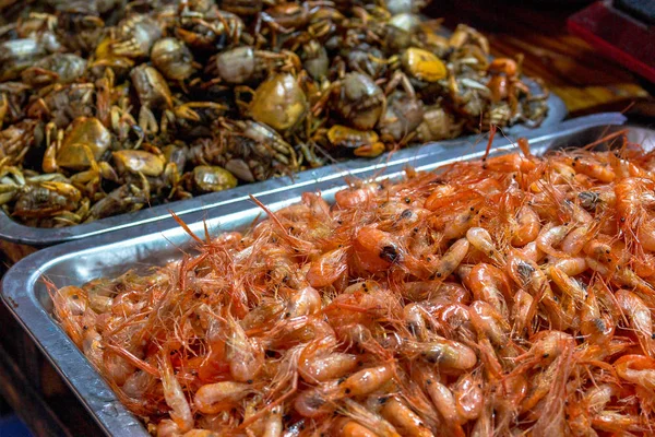 魚介類や中国市場のカウンターの上の魚料理 食べる準備ができて — ストック写真