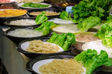 Piyasadaki Çin noodle yemek türü.