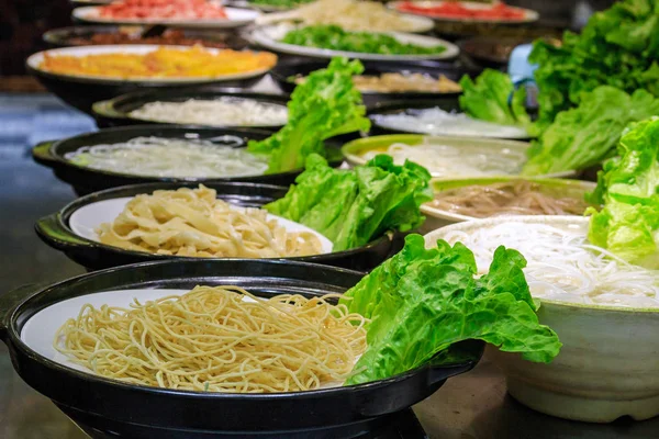 En mängd olika typer av matlagning kinesiska nudlar på marknaden. — Stockfoto