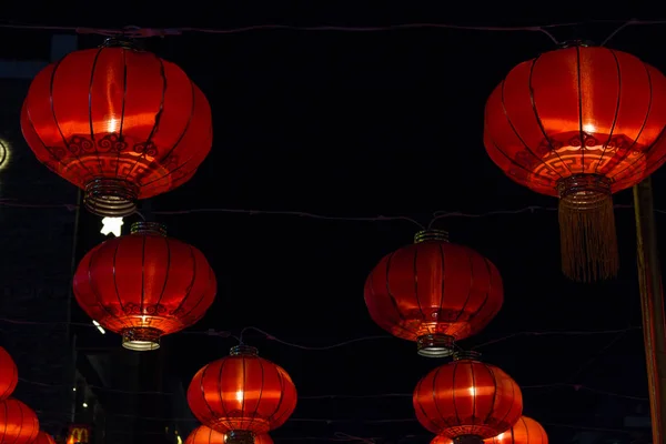 Traditionele Rode Chinese Papieren Lantaarns Tegen Een Donkere Achtergrond — Stockfoto