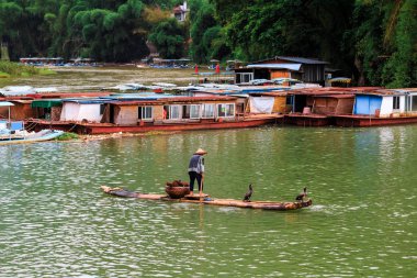 Lijiang nehir yanı sıra bilinen Li Nehri ihtiyar bir sal üzerinde haçlar