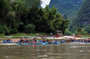 Xingping, Çin - 11 Mayıs 2018: Zevk tekneler Li Xinping şehir Çin'de Lijiang Nehri olarak bilinen Nehri üzerinde