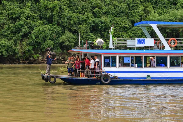 A pleasure boat with tourists on the Li River known as well as Lijiang River who is in Xinping Town of China — Stock Photo, Image