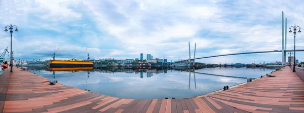 Vista panorâmica do cais de Tsesarevich de Vladivostok — Fotografia de Stock