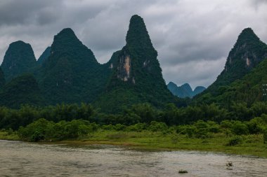 Karstik doruklarına Xingping kasaba ve Lijiang Nehri olarak bilinen Li Nehri.