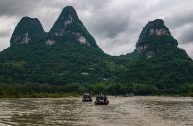 Karstik doruklarına Xingping kasaba ve Lijiang Nehri olarak bilinen Li Nehri.