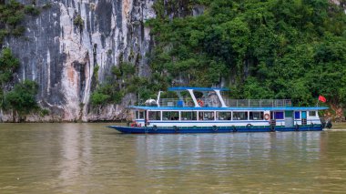 Lijiang Nehri olarak bilinen Li Nehri üzerinde tekne zevk. ve karstik Xingping kasabada doruklarına