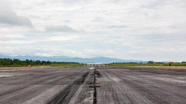 Vladivostok, Rusya - 26 Ağustos 2018: Pist şerit yıllık askeri Sergi Merkezi Uglovoe Aerodrome üzerinde Rus ordusu 2018.