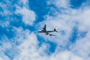Vladivostok, Rusya - 26 Ağustos 2018: Boeing 747-400 Hava Köprüsü kargo şirketi gökyüzünde