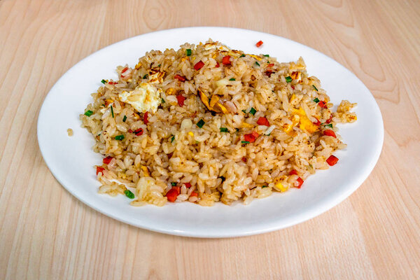 Жареный рис, китайская кухня, стиль Янчжоу
