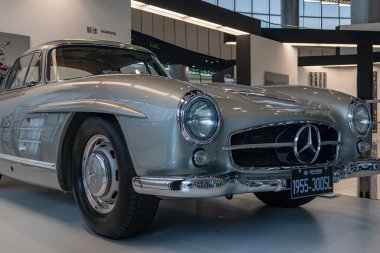 Shanghai, Çin - 17 Mayıs 2018: Shanghai otomatik Müzesi vintage ve modern otomobiller, Ayrıntılar ve aygıt ve geliştirme Otomotiv Sanayi topluluğu sergiler. Şanghay Çin şehir Exebition.