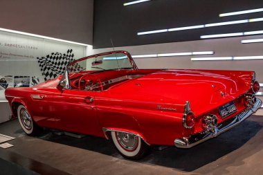 Shanghai, Çin - 17 Mayıs 2018: Shanghai otomatik Müzesi vintage ve modern otomobiller, Ayrıntılar ve aygıt ve geliştirme Otomotiv Sanayi topluluğu sergiler. Şanghay Çin şehir Exebition.