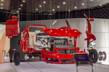 Shanghai, Çin - 17 Mayıs 2018: Shanghai otomatik Müzesi vintage ve modern otomobiller, Ayrıntılar ve aygıt ve geliştirme Otomotiv Sanayi topluluğu sergiler. Şanghay Çin şehir Exebition.