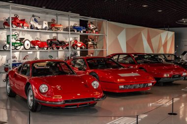 Shanghai, Çin - 17 Mayıs 2018: Shanghai otomatik Müzesi vintage ve modern otomobiller, Ayrıntılar ve aygıt ve geliştirme Otomotiv Sanayi topluluğu sergiler. Şanghay Çin şehir Exebition.