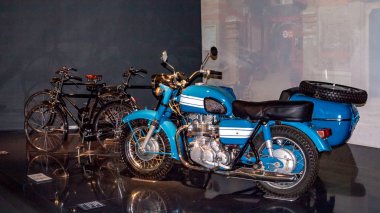 Shanghai, Çin - 17 Mayıs 2018: Shanghai otomatik Müzesi vintage ve modern otomobiller, Ayrıntılar ve aygıt ve geliştirme Otomotiv Sanayi topluluğu sergiler. Şanghay Çin şehir Exebition.