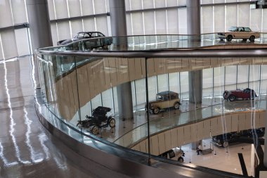 Shanghai, Çin - 17 Mayıs 2018: Shanghai otomatik Müzesi vintage ve modern otomobiller, Ayrıntılar ve aygıt ve geliştirme Otomotiv Sanayi topluluğu sergiler. Şanghay Çin şehir Exebition.