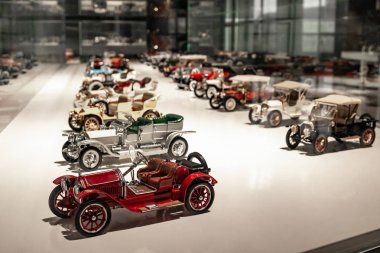 Shanghai, Çin - 17 Mayıs 2018: Shanghai otomatik Müzesi vintage ve modern otomobiller, Ayrıntılar ve aygıt ve geliştirme Otomotiv Sanayi topluluğu sergiler. Şanghay Çin şehir Exebition.