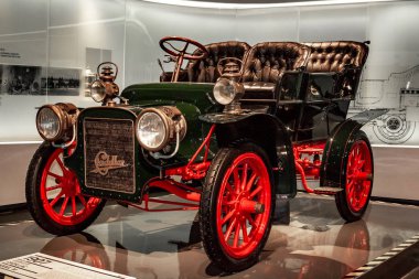 Shanghai, Çin - 17 Mayıs 2018: Shanghai otomatik Müzesi vintage ve modern otomobiller, Ayrıntılar ve aygıt ve geliştirme Otomotiv Sanayi topluluğu sergiler. Şanghay Çin şehir Exebition.