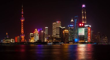 Oriental Pearl radyo ve televizyon kulesi ve Shanghai binalar. Vaitan çıkabilir panoramik görünümünden Pudong bölgesi