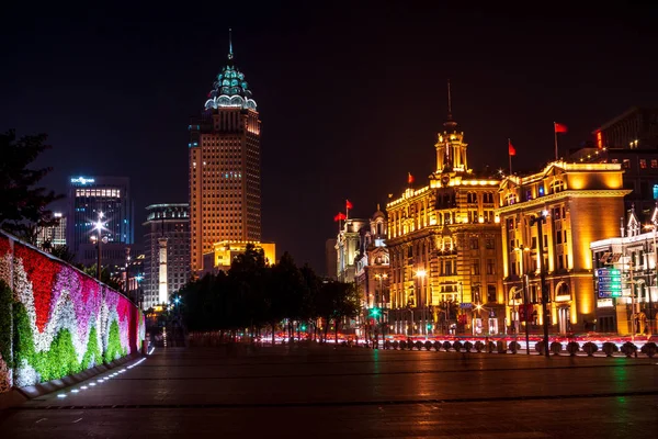 Shanghai, Çin - 17 Mayıs 2018: Street Waitang waterfront ve Shanghai Çin'deki binaların yanında