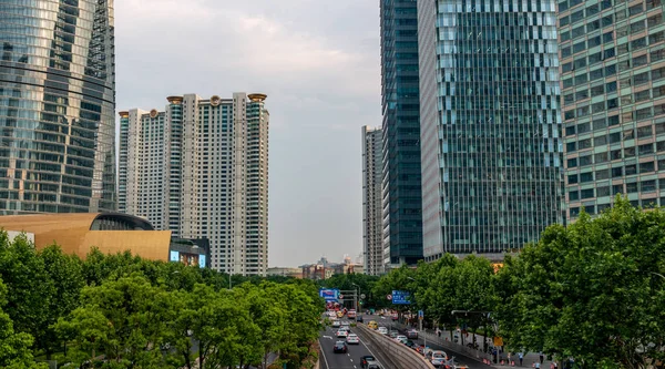 中国上海 2018年5月17日 浦东的建筑和建筑是中国上海的现代化地区 — 图库照片
